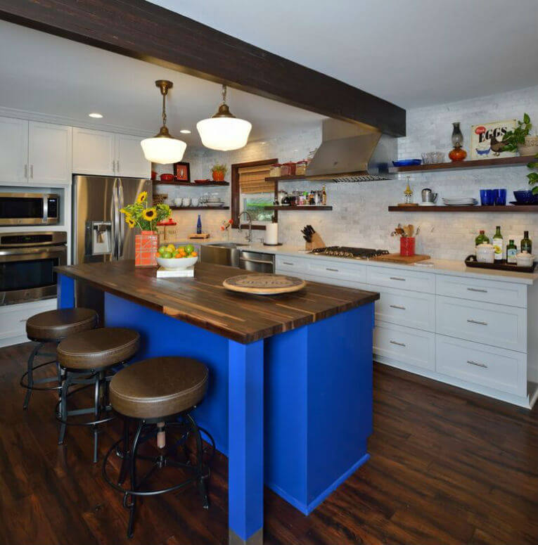 A view at the kitchen with a ding counter and wooden floors