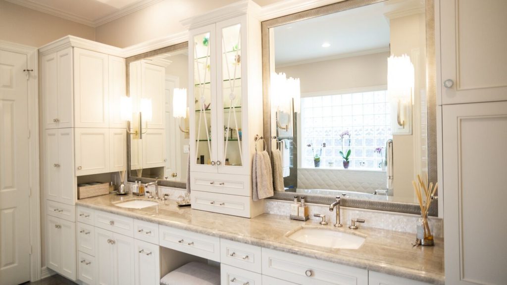 A bathroom with two sinks